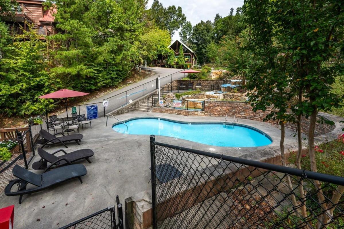 Movie Theater Hot Tub View Mountain Escape Villa แกตลิงเบิร์ก ภายนอก รูปภาพ